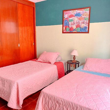 Colorful Family Condo With Terrace And Free Parking グアナファト エクステリア 写真